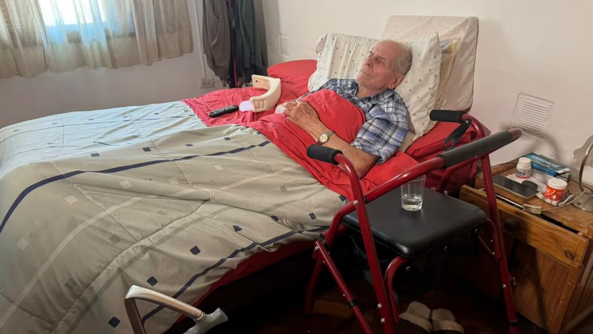 En cama y con miedo de salir: así está el hombre de 84 años que fue atropellado por un colectivo thumbnail