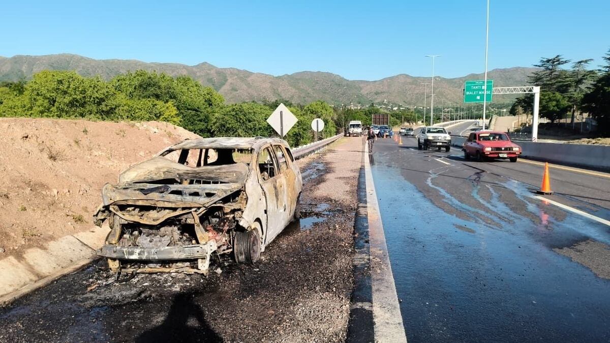 Un auto se incendió en la Autovía de Punilla y sus ocupantes lograron escapar thumbnail