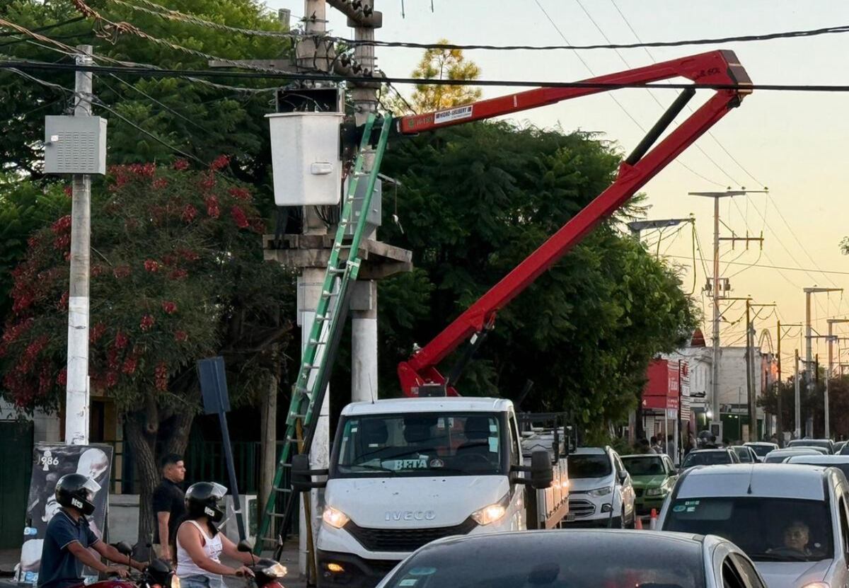 Estalló un transformador y un operario de Epec fue atacado por abejas en Córdoba thumbnail