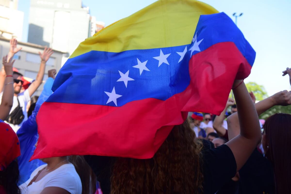 En fotos: la manifestación en Córdoba por la detención de Nicolás Maduro thumbnail
