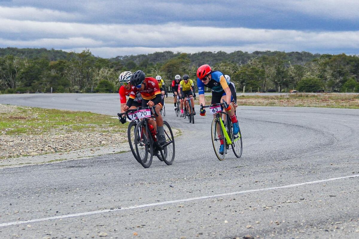 Tolhuin fue escenario de una exitosa jornada de ciclismo thumbnail