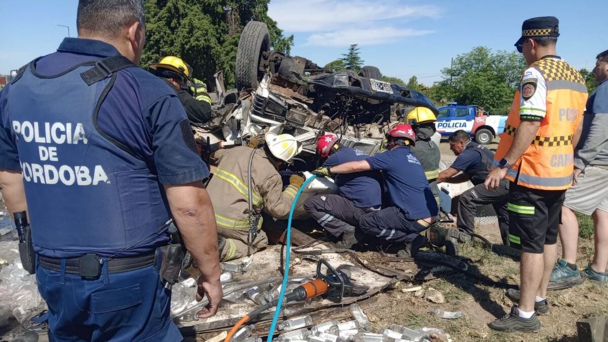 Violento vuelco de un camión en la autopista CórdobaCarlos Paz dejó dos heridos thumbnail