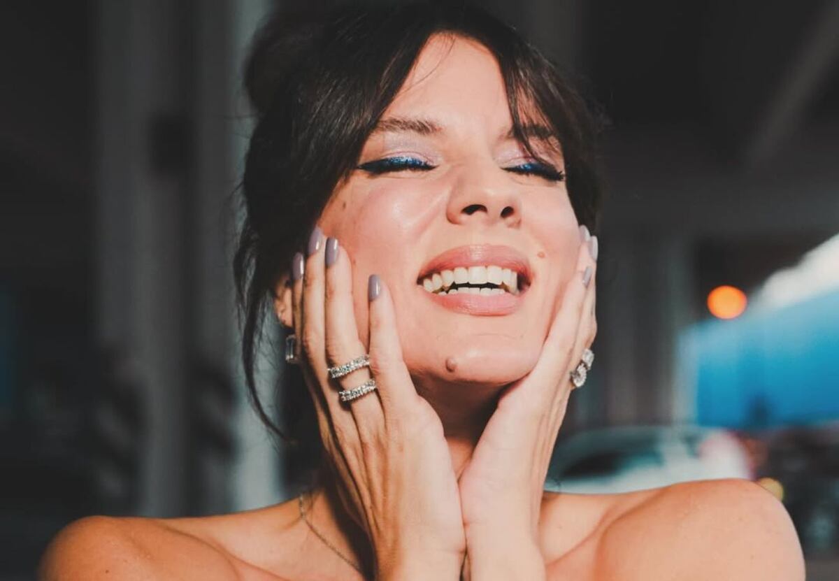 Gimena Accardi apostó el escote en tendencia para este verano y dio cátedra de estilo con un look total black thumbnail