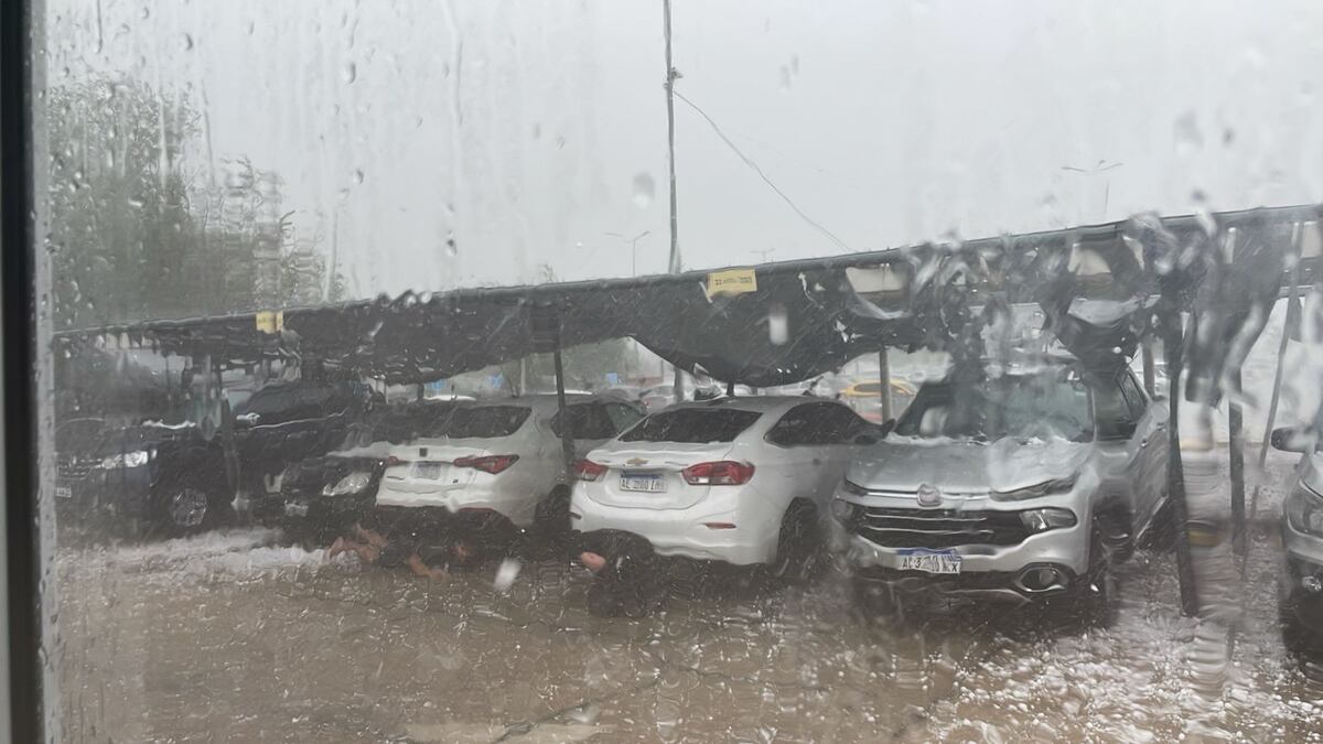 En imágenes: destrozos en Córdoba por la fuerte tormenta con granizo thumbnail