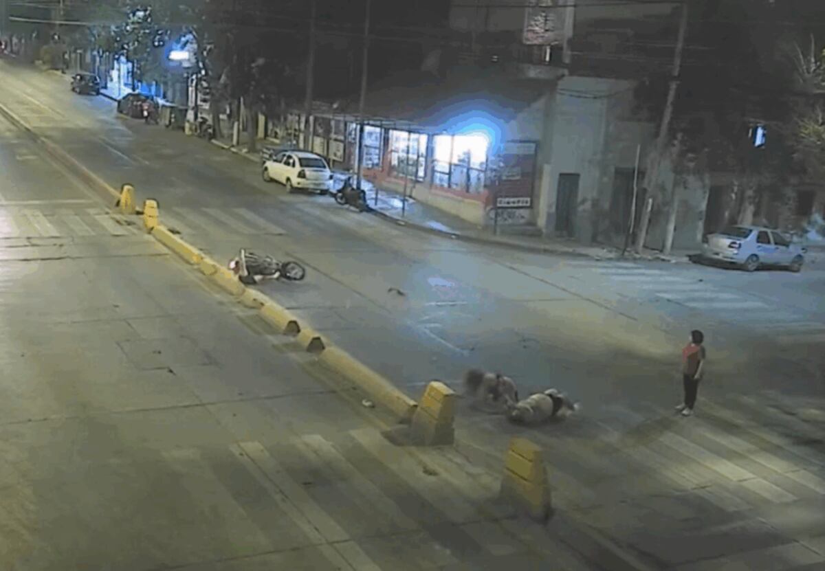 Una moto embistió a dos mujeres en plena Colón en Córdoba: el video del momento thumbnail