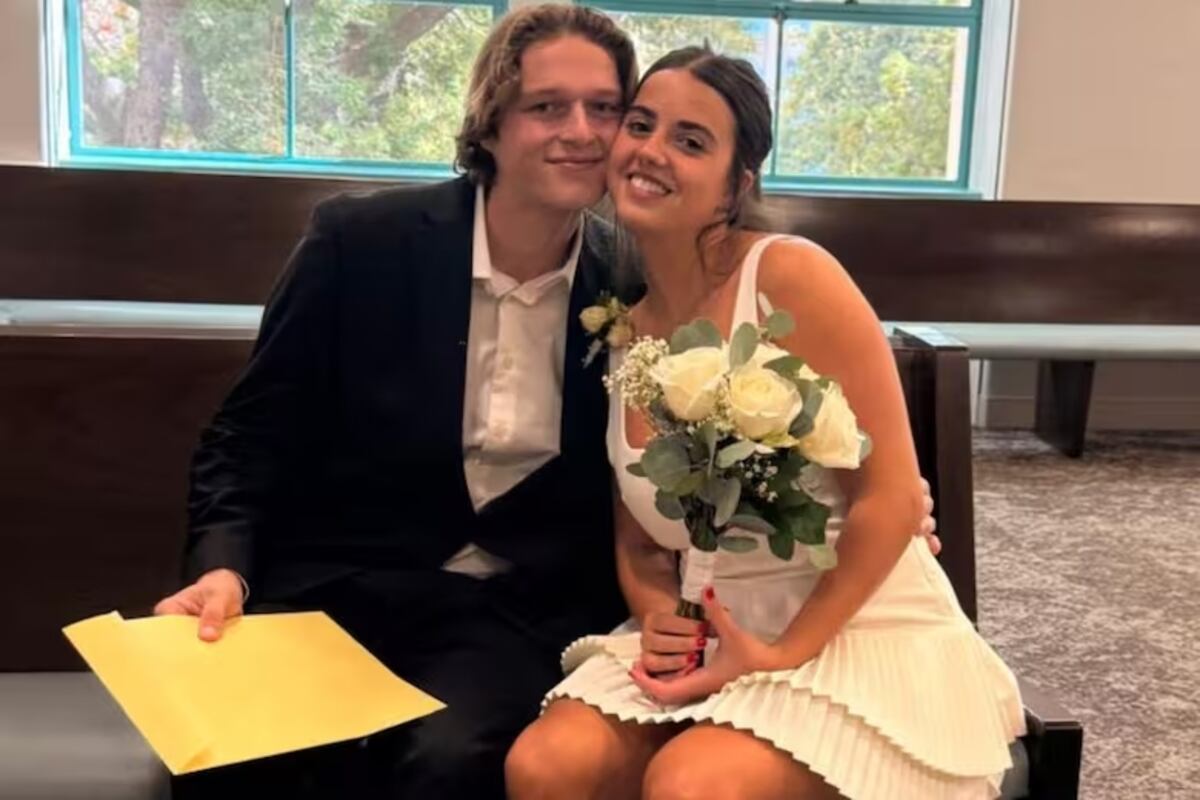 Una cordobesa se casó en Estados Unidos y fue detenida cuando tramitaba la residencia: Encadenada thumbnail