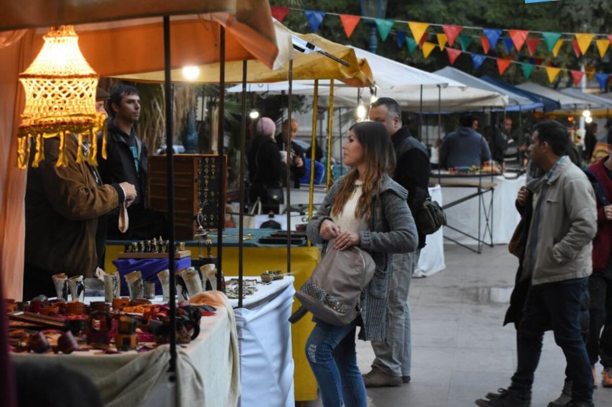 Una fiesta nacional se celebra en Córdoba con paseo de artesanos y Los Herrera thumbnail