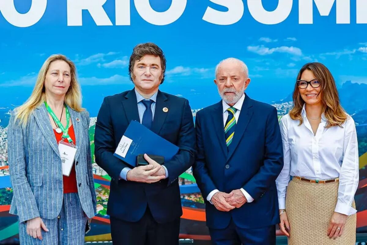 Javier Milei, presente en una opaca cumbre del Mercosur thumbnail