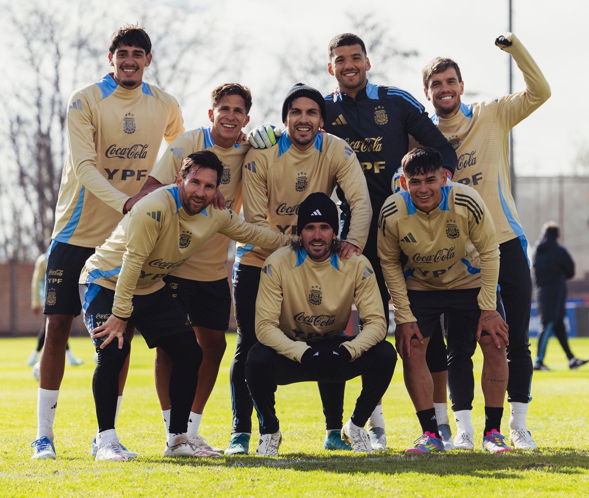 Belgrano: el Nano Troilo con Lionel Messi, en sus días de película con la Selección thumbnail