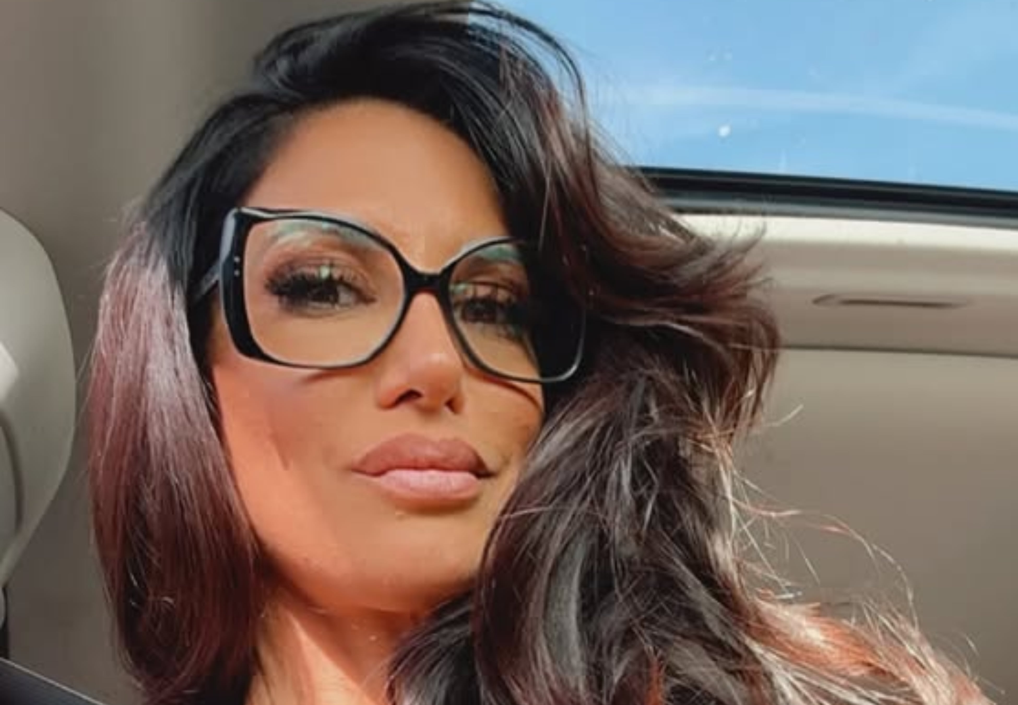 Silvina Escudero cuenta los días para que vuelva el verano y sorprendió con una infartante microbikini ultra diminuta thumbnail