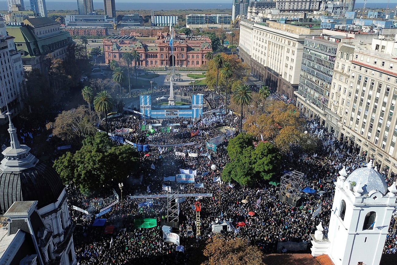 Una multitudinaria marcha a Plaza de Mayo ratificó la centralidad de Cristina Kirchner y marcó un grito anti Milei thumbnail