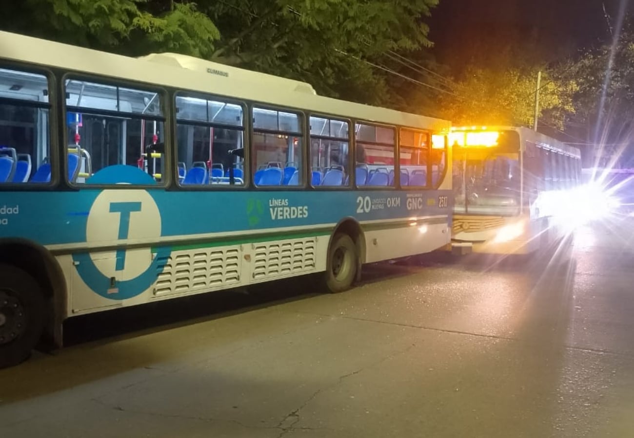 Colectivos de Coniferal y Tamse chocaron en Córdoba: hay personas heridas thumbnail