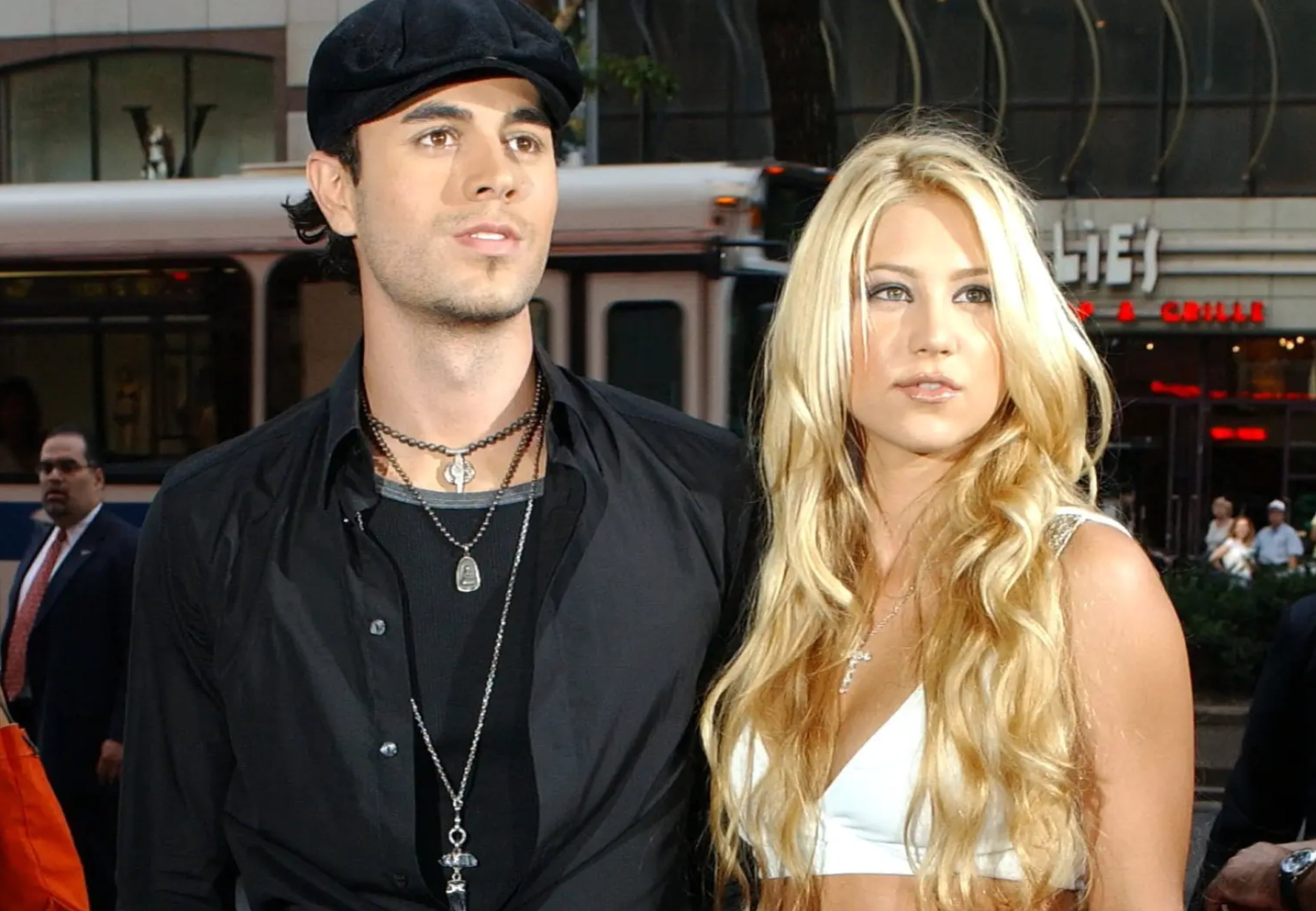 Anna Kournikova, la extenista rusa y novia de Enrique Iglesias, reapareció en silla de ruedas y preocupó por su salud thumbnail