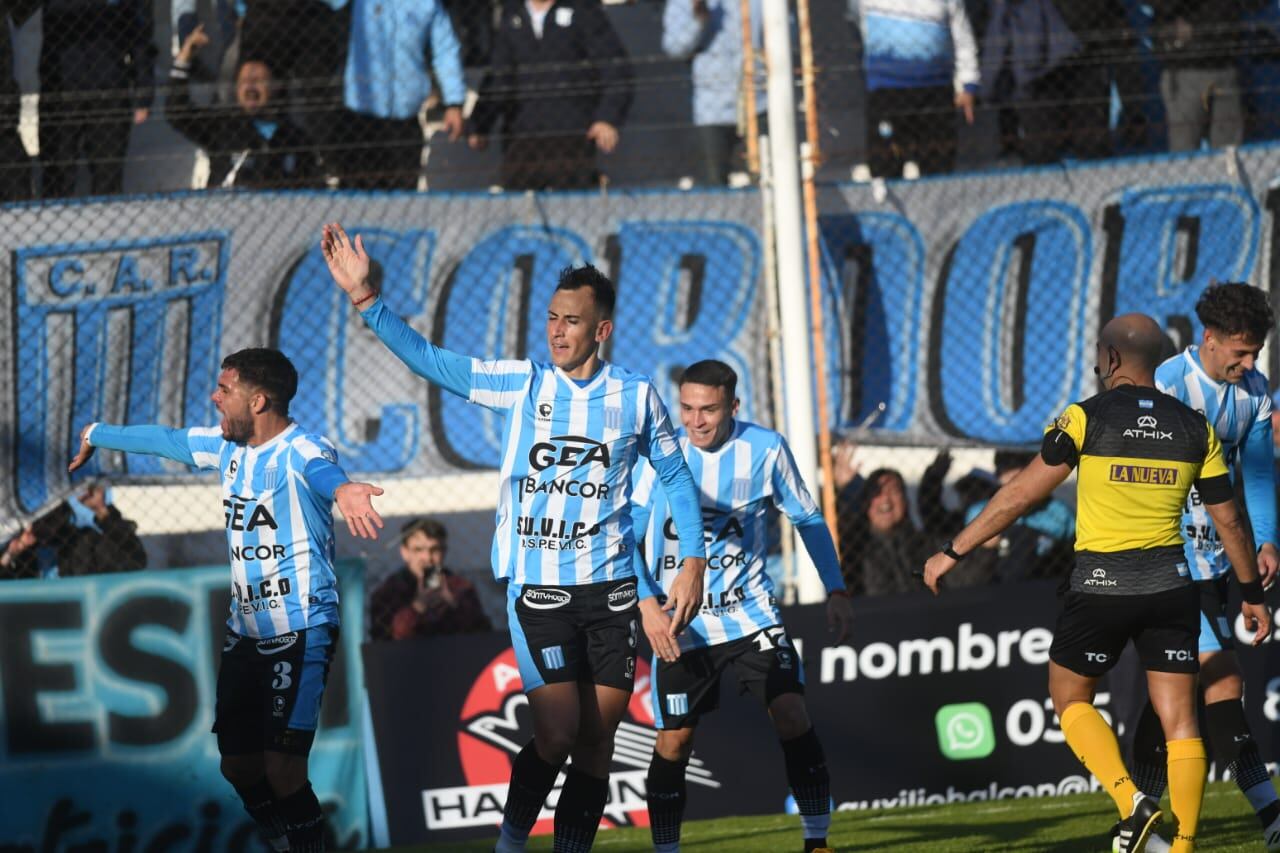 Racing de Nueva Italia y el tira y afloje con Bruno Nasta: el 9 se despidió del plantel pero... thumbnail