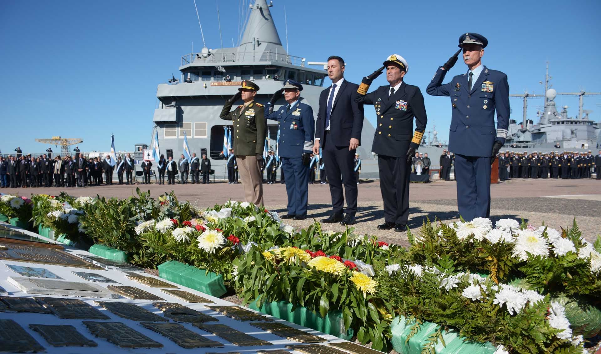 Se realizó el acto oficial por el 43 aniversario del hundimiento del Crucero General Belgrano thumbnail