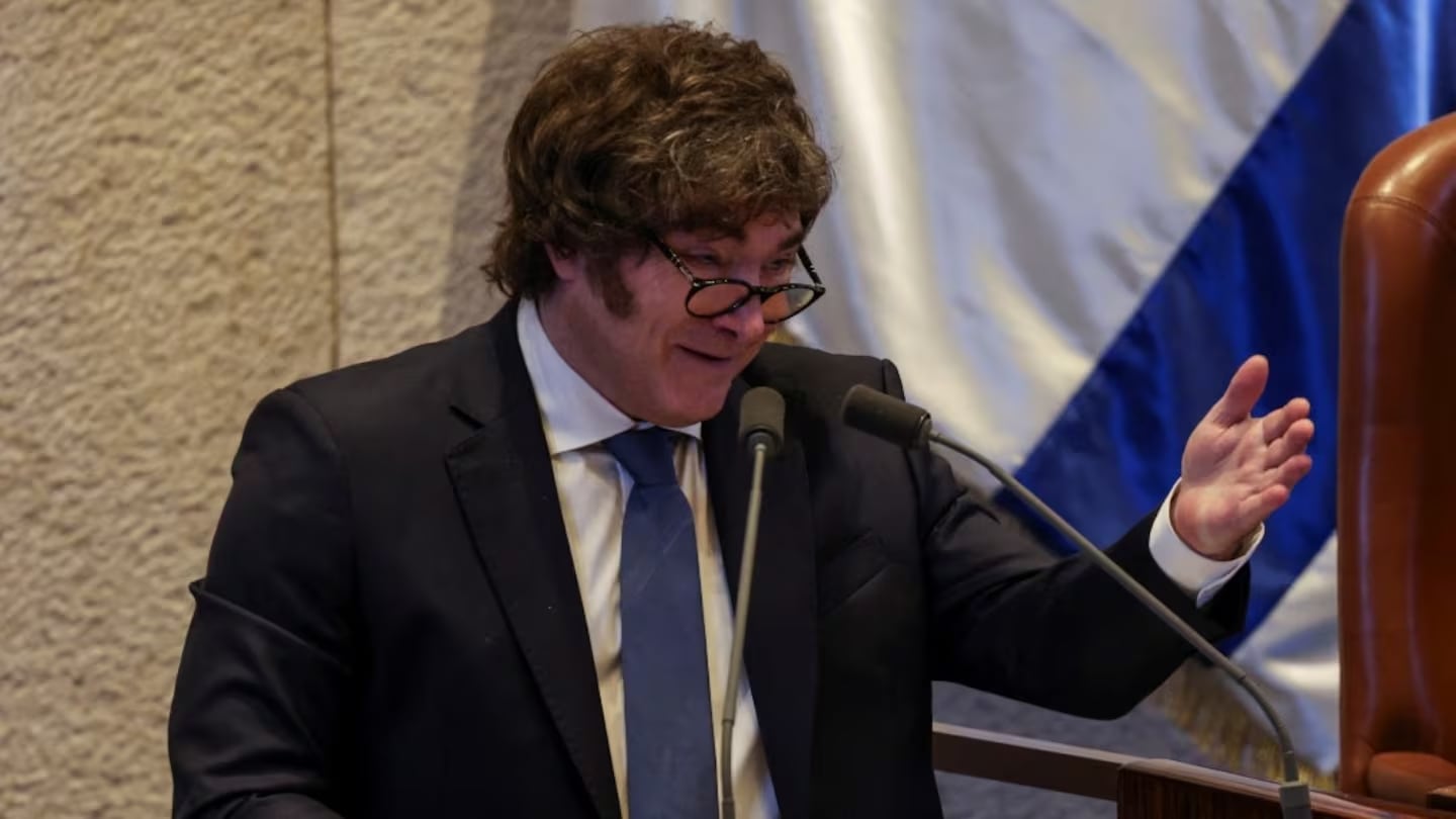 Javier Milei llevó a su perro a una entrevista: Acá está Conan, Viste que es de verdad? thumbnail