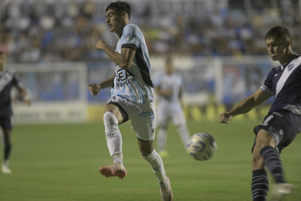 Racing, por su primer triunfo en Nueva Italia, enfrenta a Alvarado thumbnail