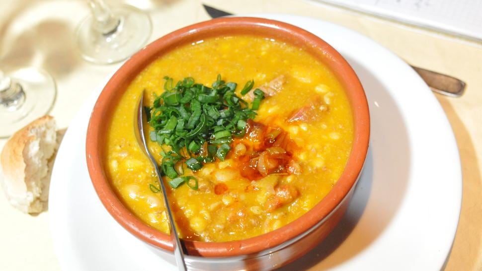 Cómo hacer locro: la receta de un reconocido chef cordobés para el 20 de junio thumbnail
