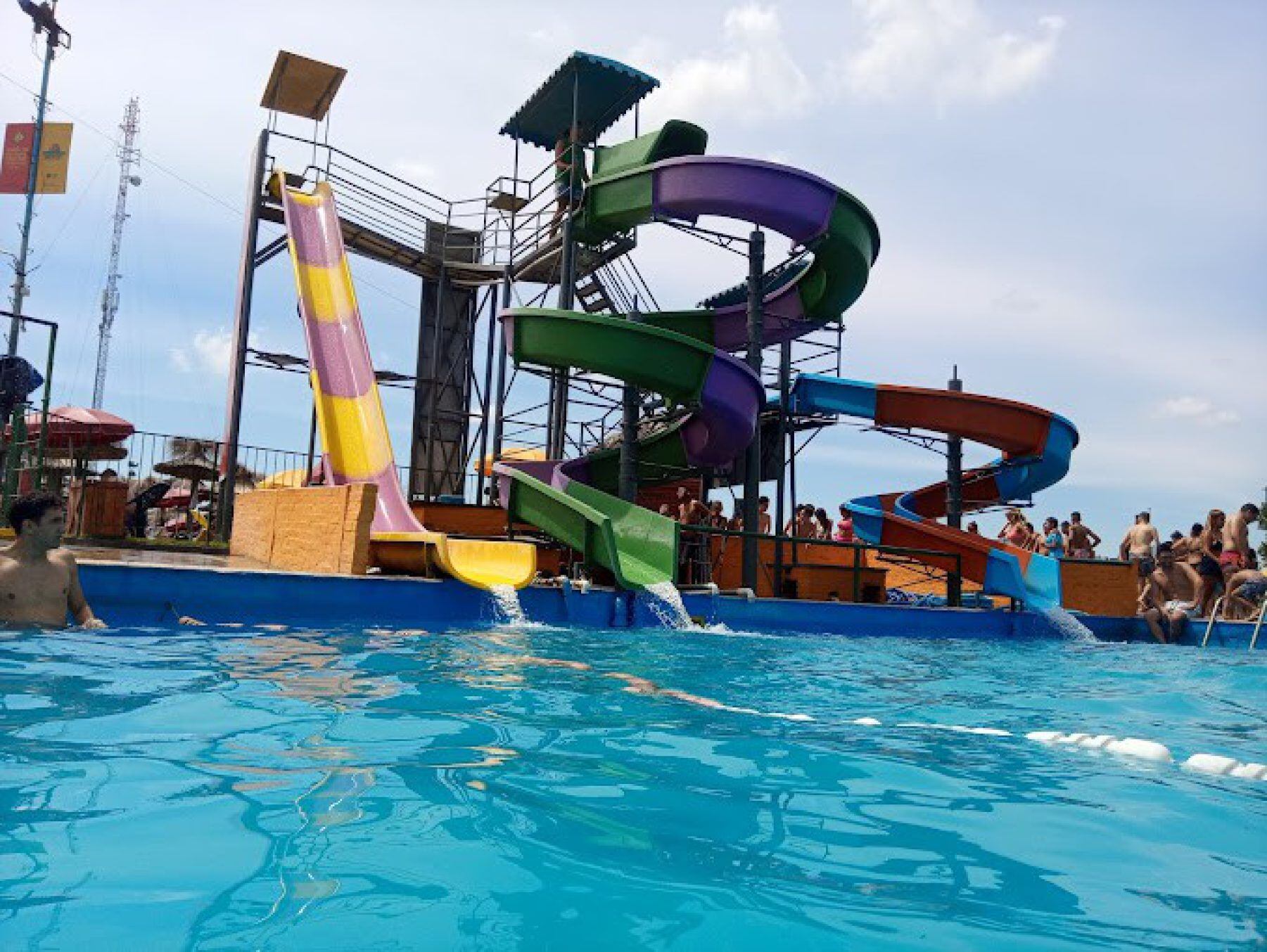 El parque acuático en Buenos Aires con toboganes y piletas que es ideal para despedir el verano thumbnail