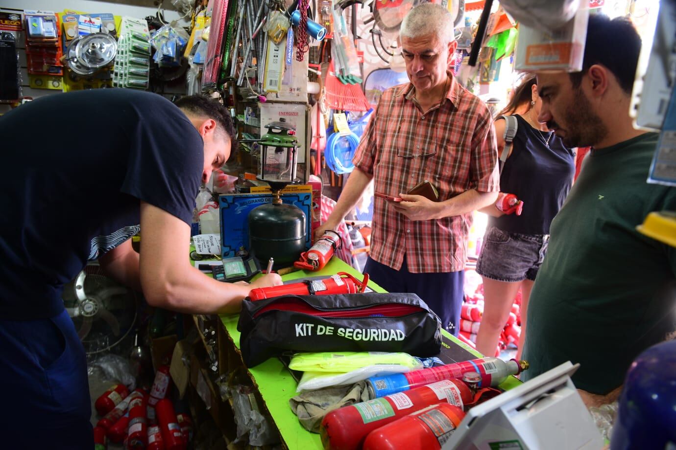 Una fila de varias cuadras para comprar o recargar matafuegos en Córdoba thumbnail