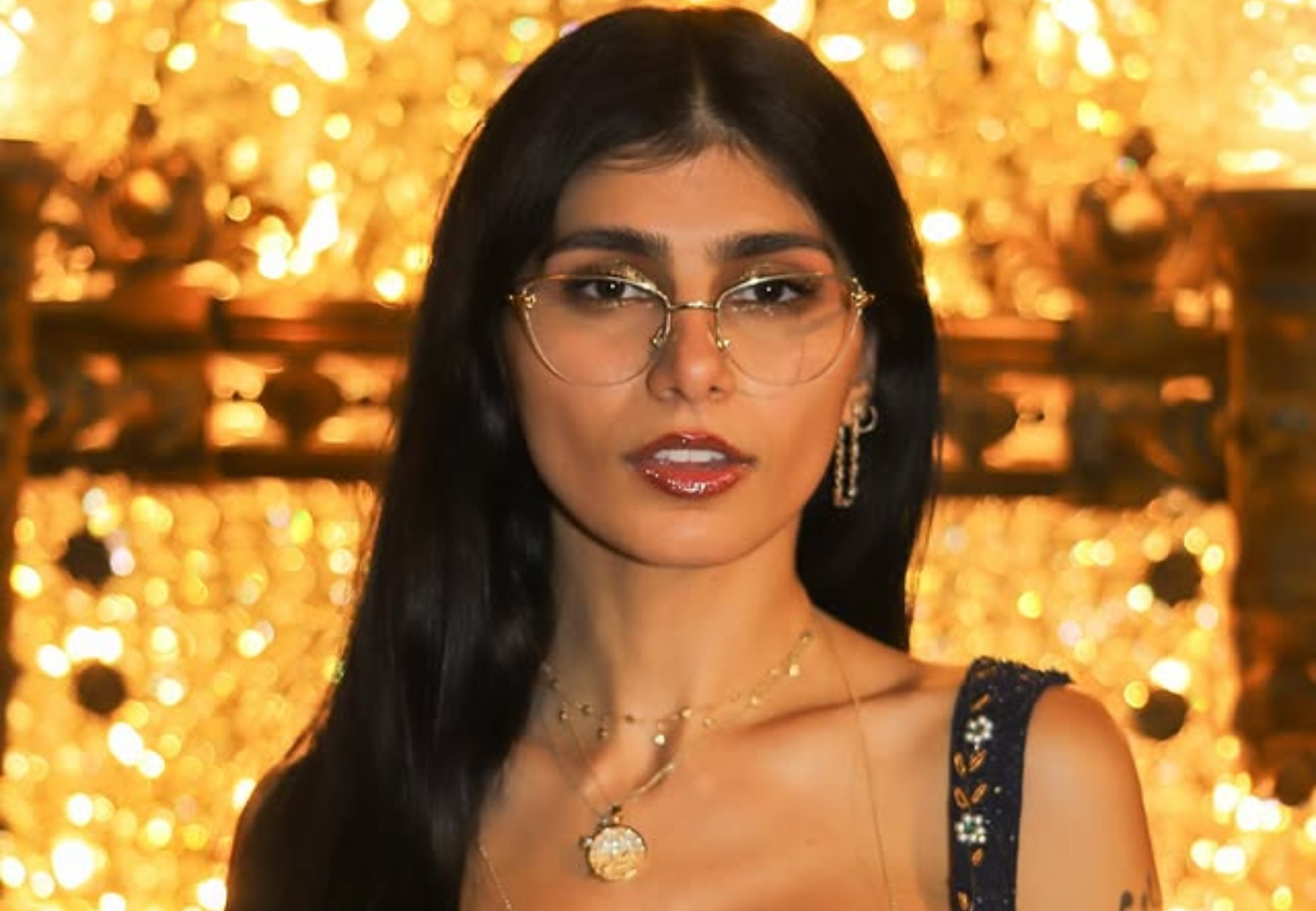 Ultra escote y sin ropa interior, el sensual look de Mia Khalifa para un impresionante desfile thumbnail