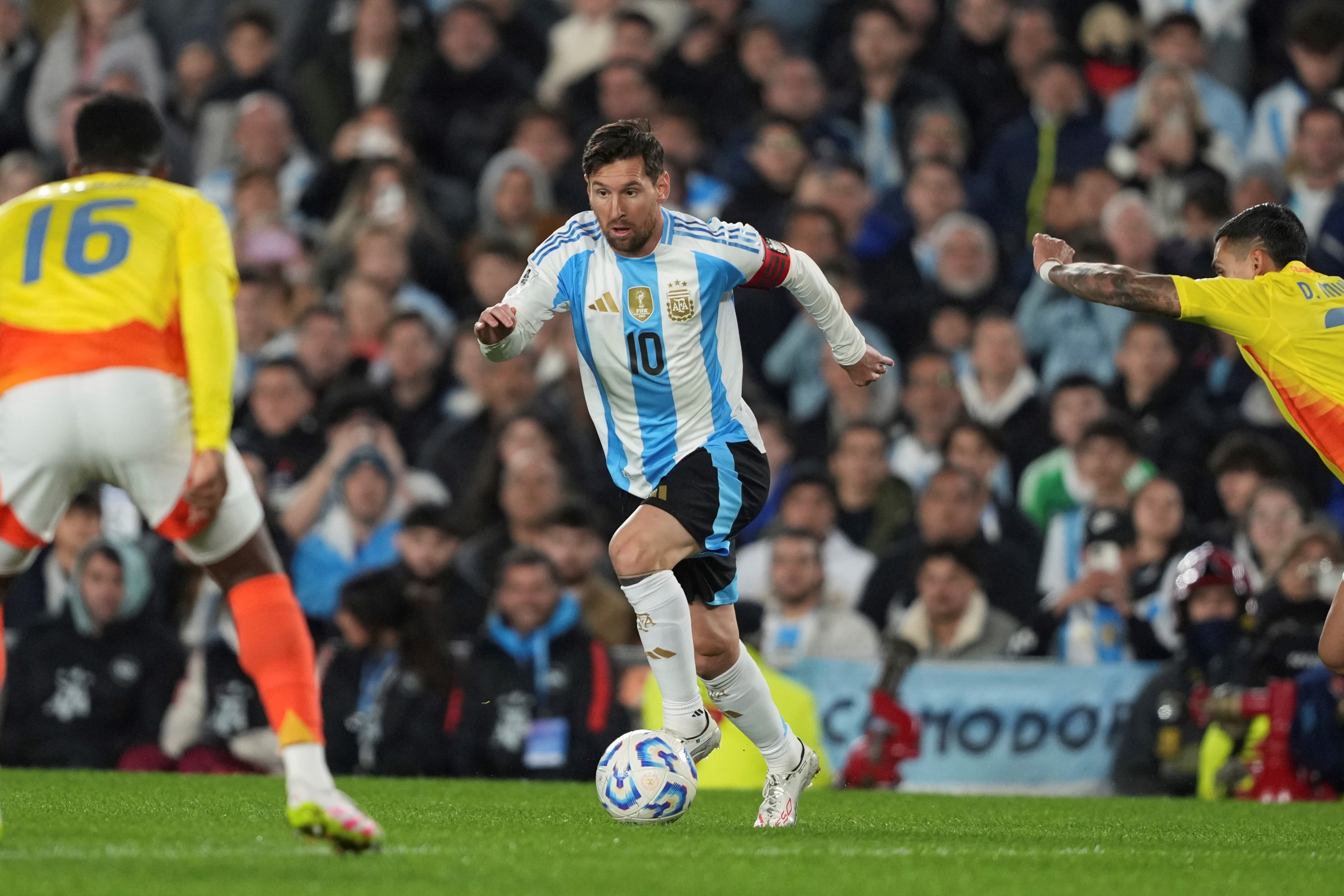 En una noche complicada y con Messi de titular, Argentina empató 1 a 1 con Colombia thumbnail