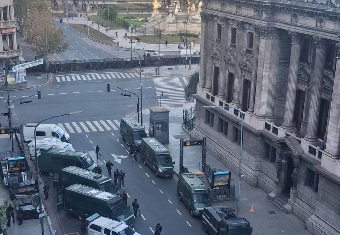 Tras la condena, las protestas se dividieron entre Plaza de Mayo y la vigilia por Cristina Kirchner thumbnail