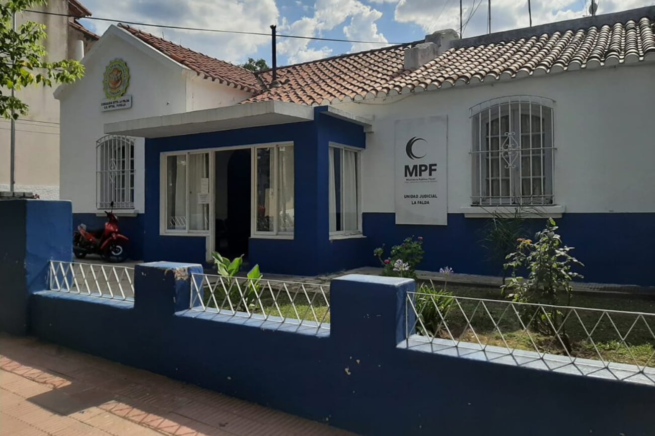 Choque entre un auto y una ambulancia en La Falda: una mujer resultó herida thumbnail