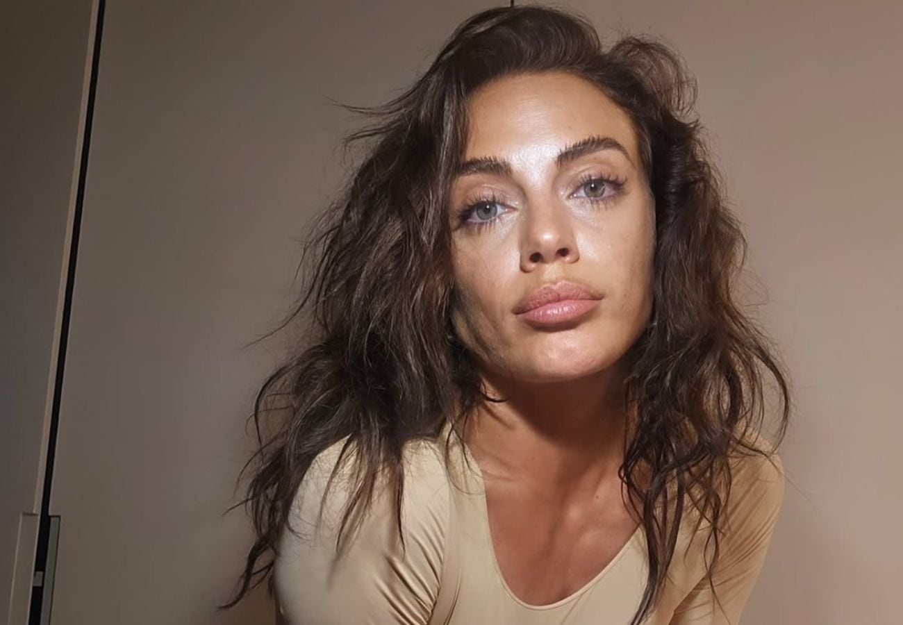 Desde Miami, Emilia Attias conquistó a sus seguidores con un minivestido y microbikini amarilla thumbnail