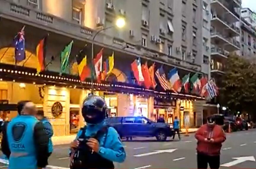 Le negaron alojamiento en el Hotel Alvear y amenazó con detonar cuatro kilos de explosivos thumbnail