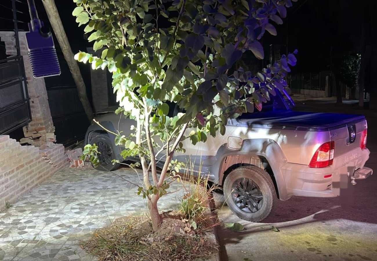 Un hombre de 73 años perdió el control de su camioneta y chocó contra una casa en Córdoba thumbnail