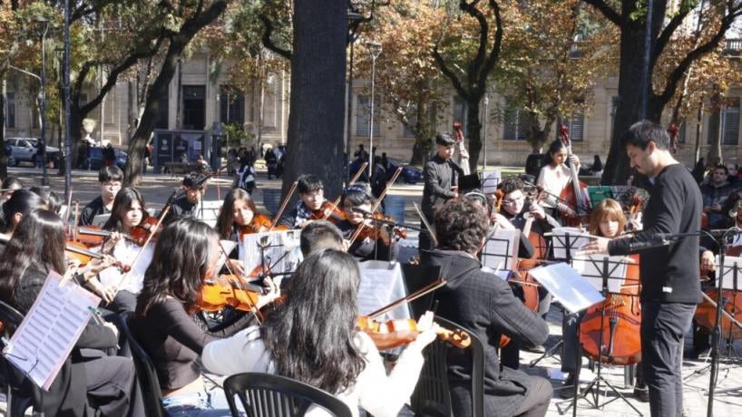 Un concierto al aire libre en la Plaza Urquiza thumbnail