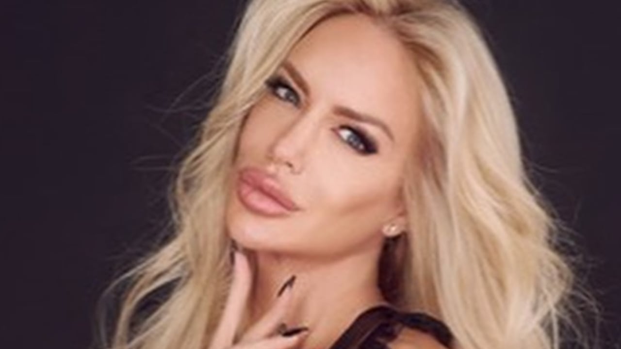 Luciana Salazar eligió el color de la temporada y levantó la temperatura con un look infartante: minivestido y bucaneras thumbnail