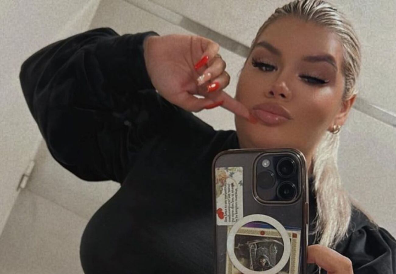 Morena Rial jugó al límite y posó con un body total black con transparencias y mega escote thumbnail