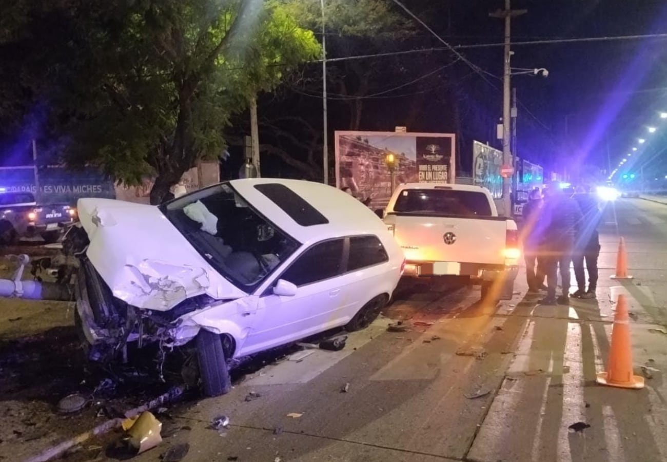 Un auto y una camioneta chocaron en Córdoba y denunciaron un encubrimiento policial thumbnail