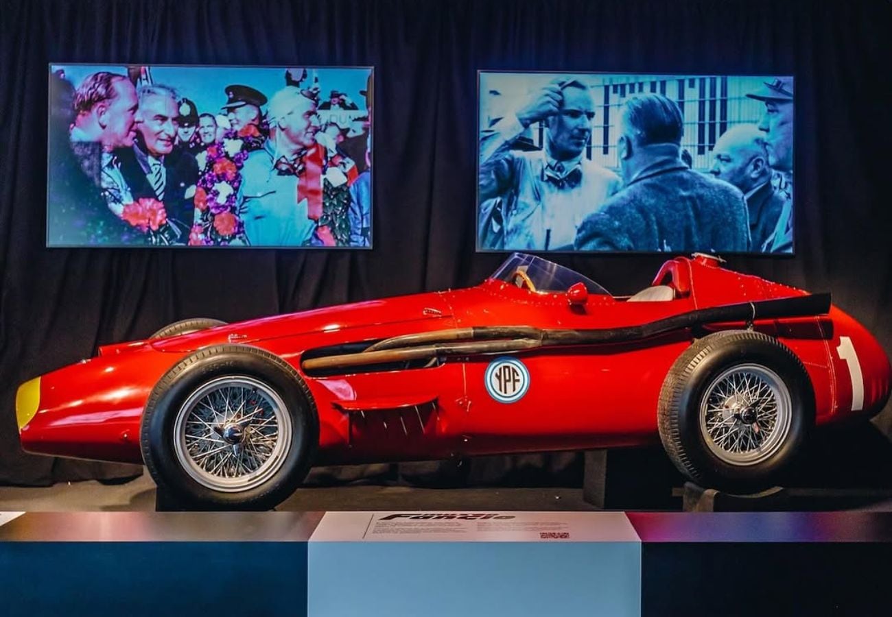 Lo mejor de la F1 Exhibition: desde los autos de Fangio y Ayrton Senna a los trajes de Franco Colapinto y Max Verstappen thumbnail