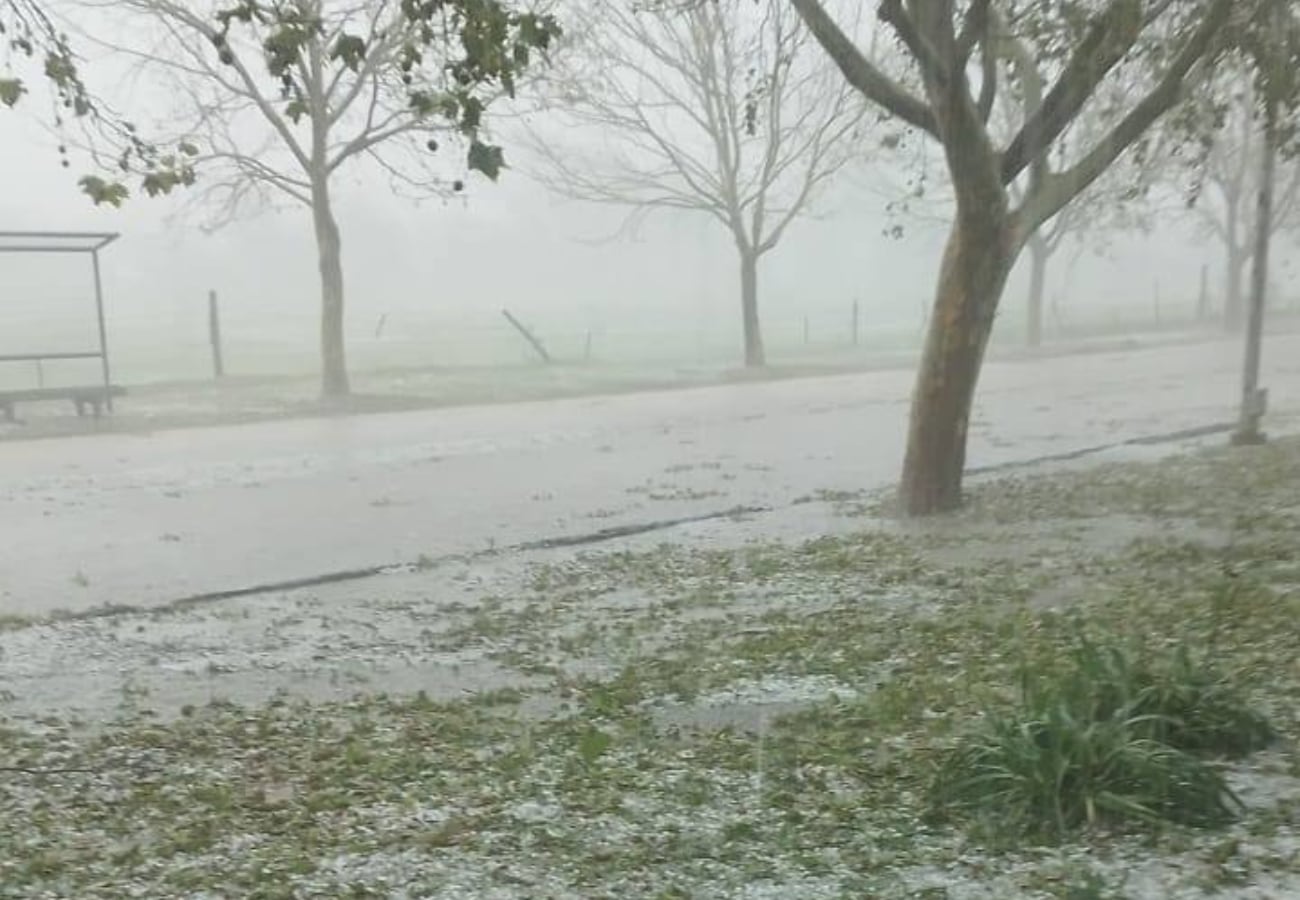 El temporal provocó destrozos en el sur de Córdoba y hay localidades bajo alerta meteorológica thumbnail