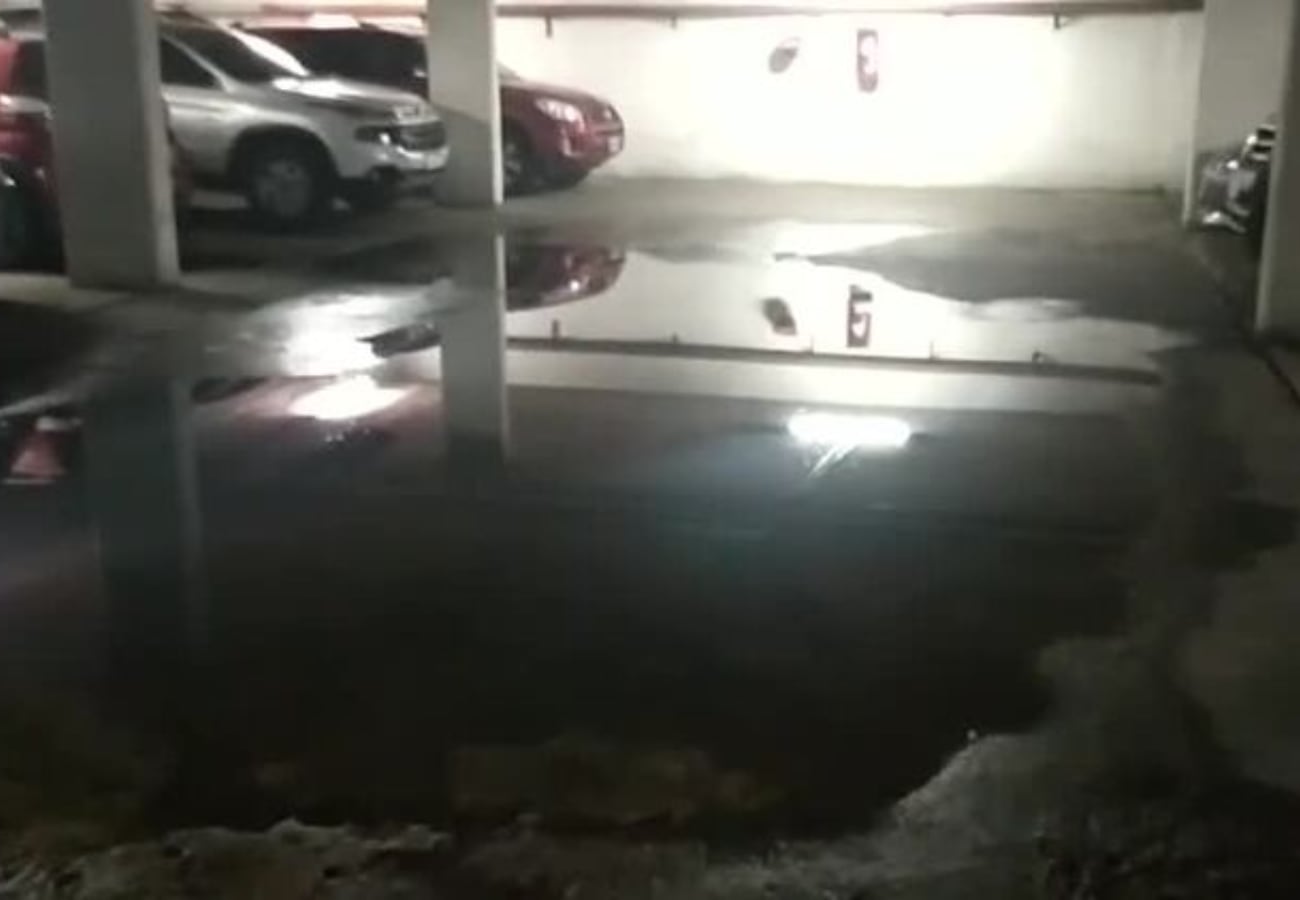 Un asco: explotaron las cloacas y se inundó un edificio en pleno centro de Córdoba thumbnail