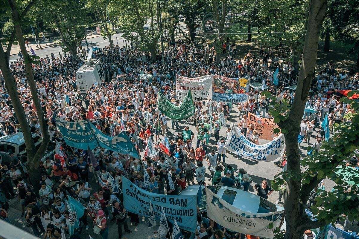 Caos, violencia y paro docente en Mar del Plata, tras la denuncia de abuso que involucra a un niño y dos niñas thumbnail