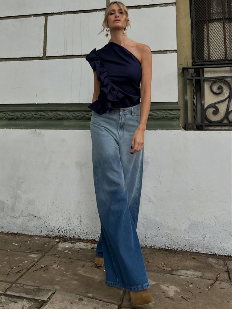 Ni minishort ni pollera: Julieta Prandi apostó a la tendencia del jean holgado y marcó tendencia
