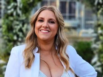 El destape de Paula Bernini: la periodista posó en traje de baño desde la pileta y se robó todas las miradas