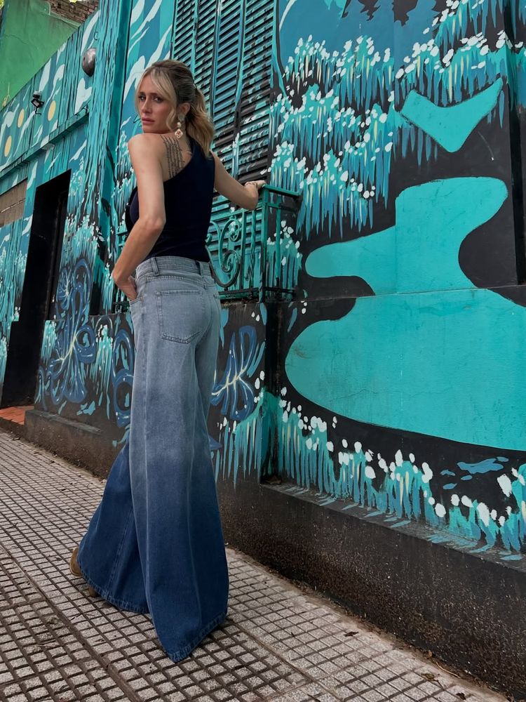 Ni minishort ni pollera: Julieta Prandi apostó a la tendencia del jean holgado y marcó tendencia