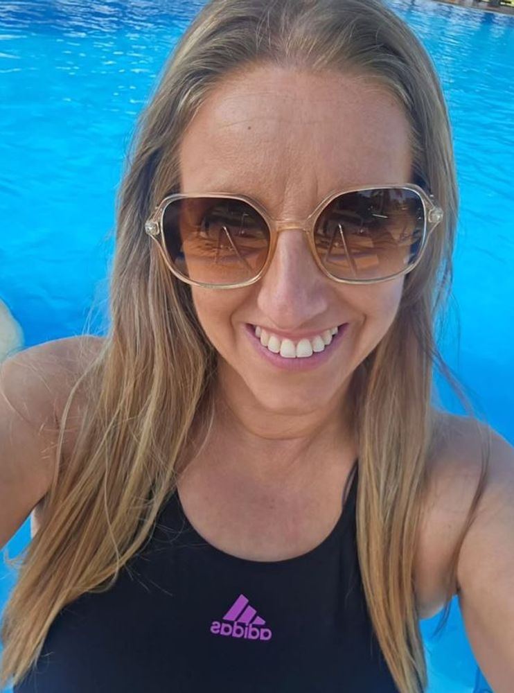 El destape de Paula Bernini: la periodista se sumó a la ola del verano y apostó por la malla enteriza en tendencia
