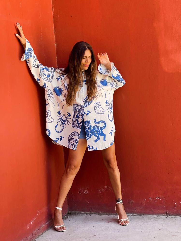 Flor de la V apostó por un look oversize de playa y se llevó todos los elogios de la temporada
