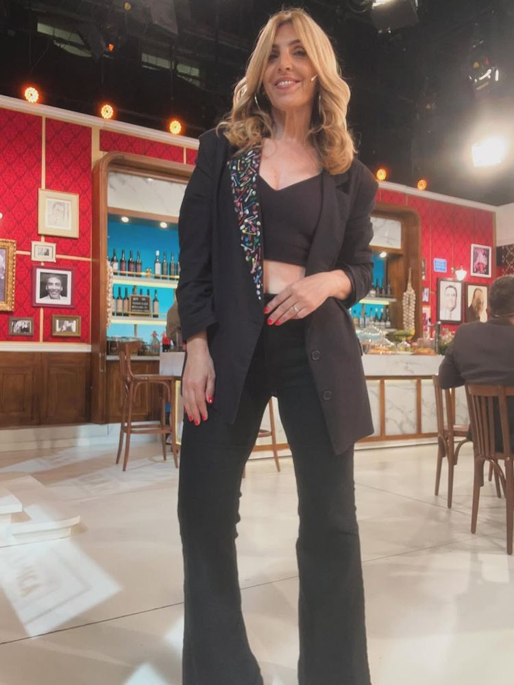Brillos y mucha piel: La periodista Karina Iavicoli marcó tendencia con un top diminuto y un chaleco de jean