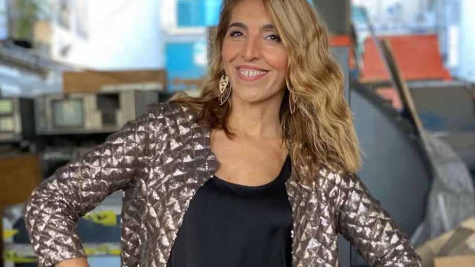 La periodista Karina Iavicoli posó con un top diminuto y un chaleco de jean en tendencia esta temporada