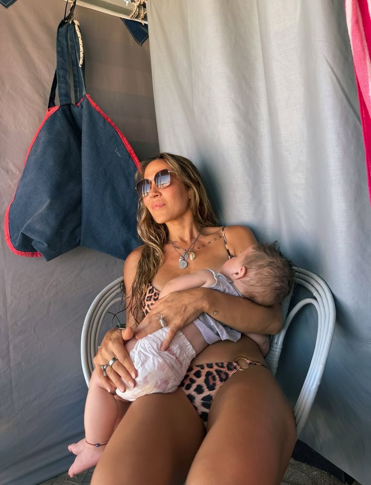 Desde la playa, Jimena Barón impuso su estilo con una bikini diminuta animal print y marcó tendencia
