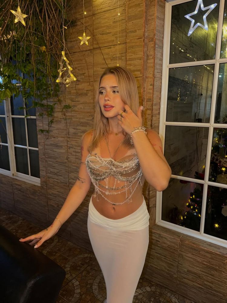 Coti Romero desbloqueó la tendencia del look sirena y arrasó con una pollera semitransparente y un top diminuto con brillos