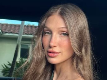 El destape de Yami Safdie: la cantante posó con el traje de baño más diminuto y sorprendió a todos sus fans