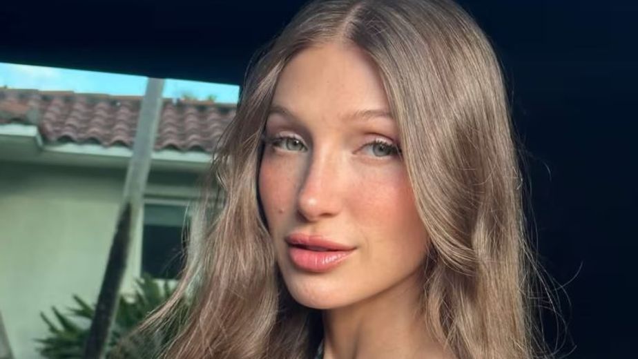 El destape de Yami Safdie: la cantante posó con el traje de baño más diminuto y sorprendió a todos sus fans